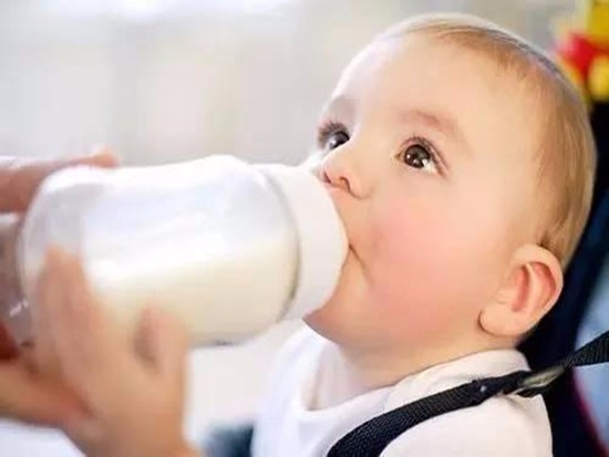 刚出生的婴儿用什么材质的奶瓶好