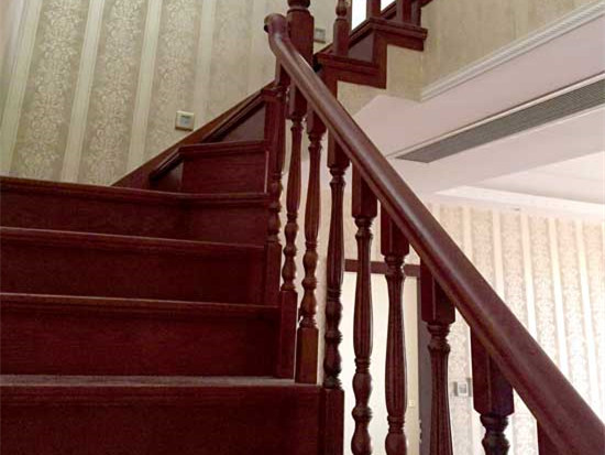 家庭楼梯扶手选择?安全美观是关键