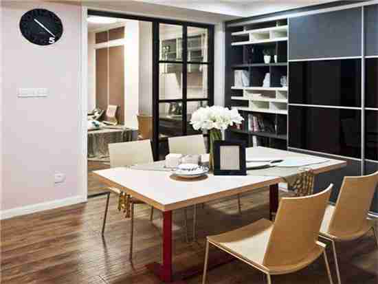 家里挂钟对着大门好吗