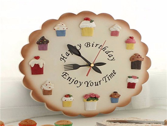 挂钟放在客厅门上可以吗