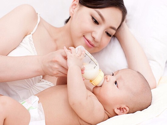 如何给新生儿换奶粉